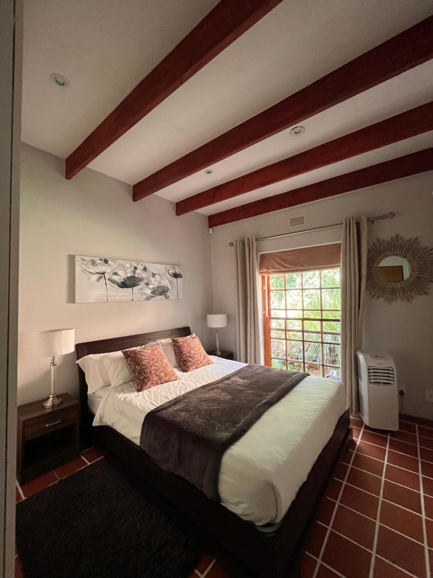 Cozy Camps Bay House With Mountain And Sea View Villa เคปทาวน์ ภายนอก รูปภาพ